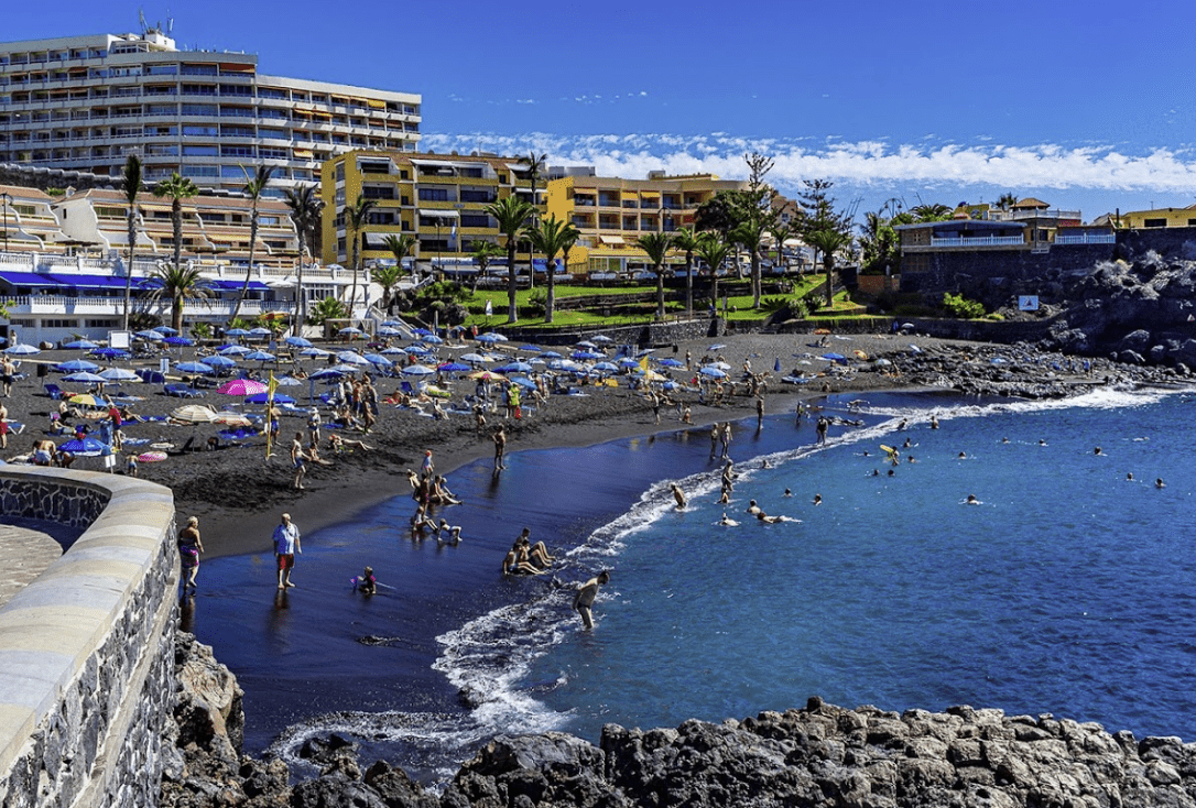 playa la arena en puerto santiago , santiago del teide