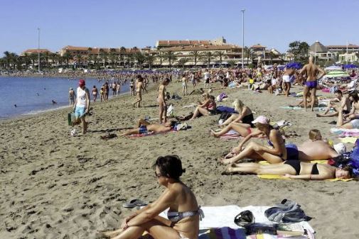 turista en playa de los cristianos