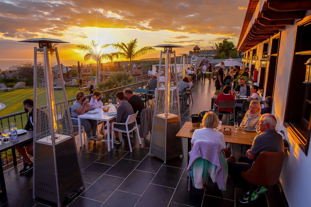 Restaurante al aire libre cocina con carbon tenerife sur