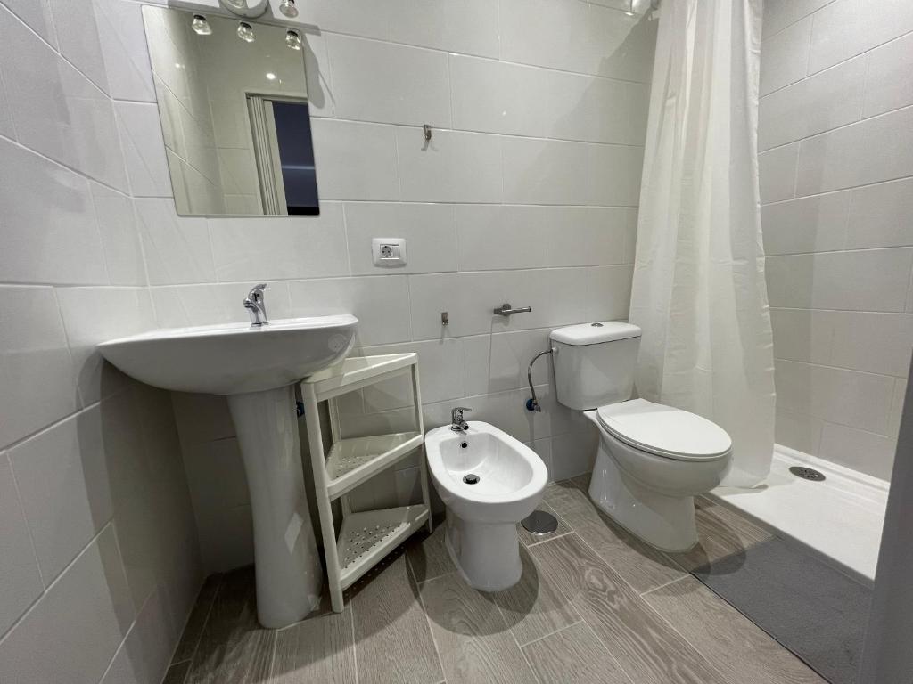 BAÑO DE HOSTAL LIMPIO EN TENERIFE SUR