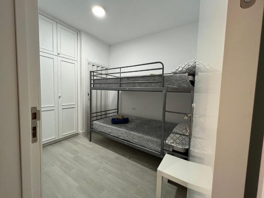 DORMITORIO DE HOSTAL CON LITERA EN LOS ABRIGOS TENERIFE SUR