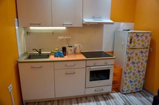 cocina reluciente y limpia de hostal en tenerife sur