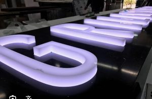 letras corpores con metacrilato blanco en tenerife